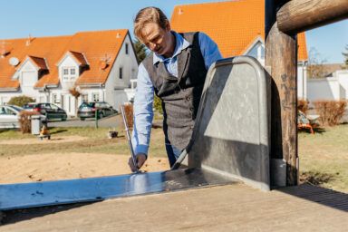 wollschlaeger-spielplatzpruefer_burscheid-leverkusen-koeln_rutsche-pruefen_01