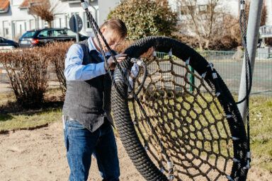 wollschlaeger-spielplatzpruefer_burscheid-leverkusen-koeln_schaukel-pruefen_02
