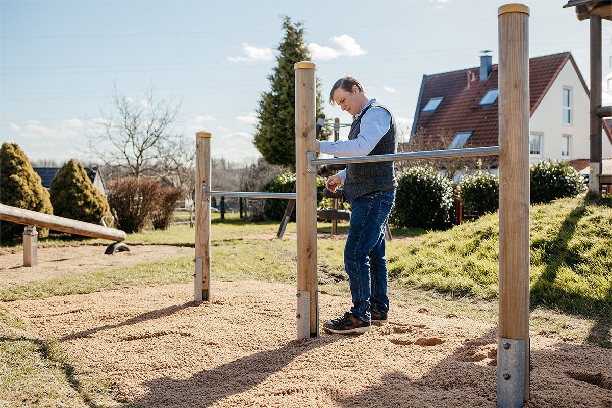 wollschlaeger-spielplatzpruefer_burscheid-leverkusen-koeln_turnstange-pruefen_01