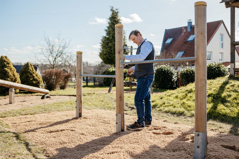 wollschlaeger-spielplatzpruefer_burscheid-leverkusen-koeln_turnstange-pruefen_01